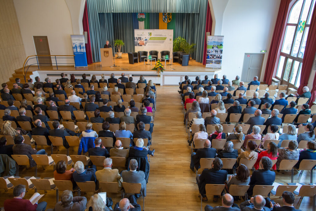 Blick von oben auf Teilnehmer und Bühne Unternehmerforum 2015