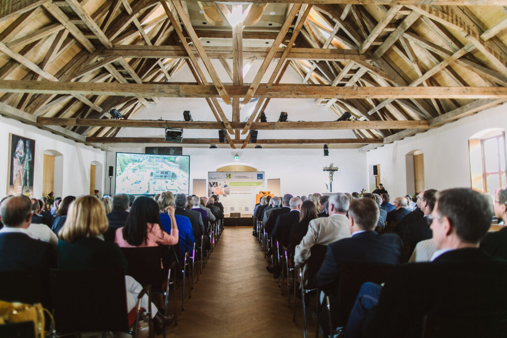 Fast 400 Unternehmerinnen und Unternehmern beim 4. Unternehmertag 2016 im Wittelsbacher Saal des Klosters Scheyern.