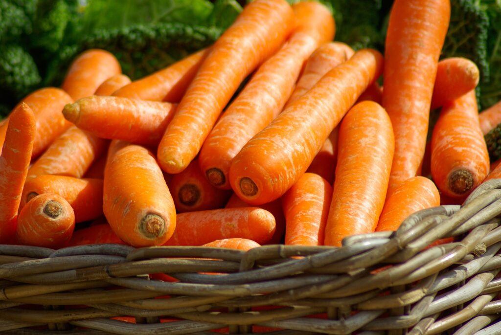 Korb mit Karotten