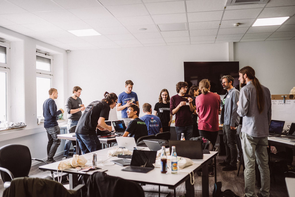 Austausch zwischen Programmierern und Unternehmern beim Hackathon