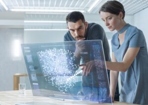 Zwei Personen vor einer digitalen Projektion