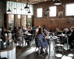 Symbolbild: Der Austausch zwischen Wirtschaft und Wissenschaft steht beim ersten KUS-Science Café am 11. Juli im Mittelpunkt.