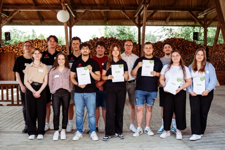 Sichtlich erfreut und mit Stolz nahm der erste Jahrgang der KUS-Nachhaltigkeitssouts seine Zertifikate bei der Abschlussveranstaltung im Stockerhof entgegen.