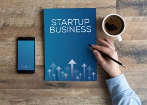 Tisch mit Broschüre Startup Business