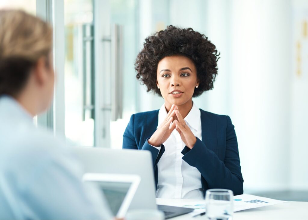 Zwei Frauen am Schreibtisch im Gespräch