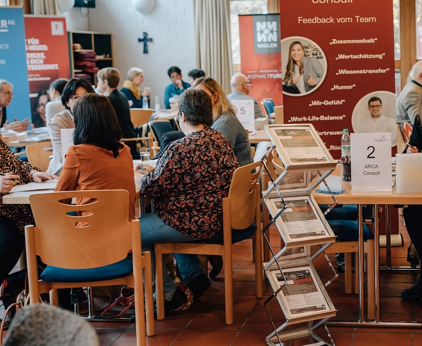 Blick auf Teilnehmerinnen bei der Veranstaltung Frauen zurück 2023