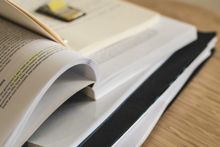 Aufgeschlagenes Buch mit post-its