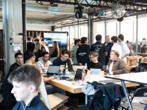 Teilnehmer beim Hackathon am Laptop