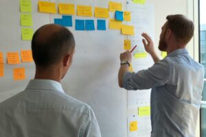Zwei Männer stehen vor dem Whiteboard
