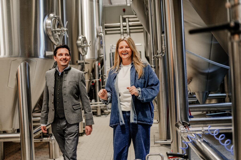 Vorstand Johannes Hofner mit Lisa Müller in der Brauerei Müller