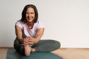 Gabi auf der Yogamatte
